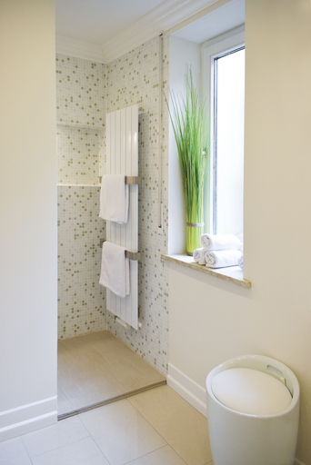 Bathroom 3, Donau Lodge Boardinghouse, Straubing