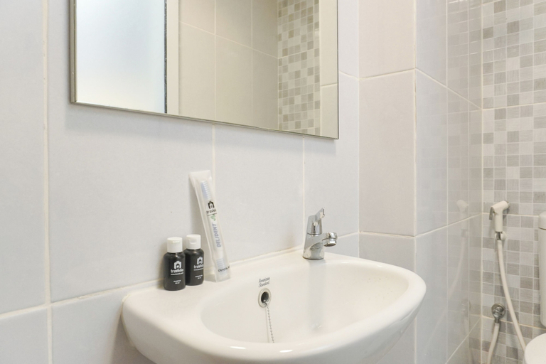 Bathroom 3, Compact Studio At Tokyo Riverside Apartment, Tangerang
