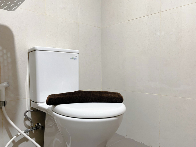 Bathroom 5, Good Choice and Cozy Studio LRT City Jatibening Apartment, Bekasi