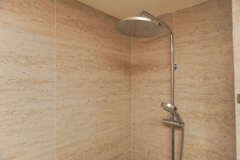 Bathroom 3, Modern Look And Comfy 2Br Gold Coast Apartment, Jakarta Utara