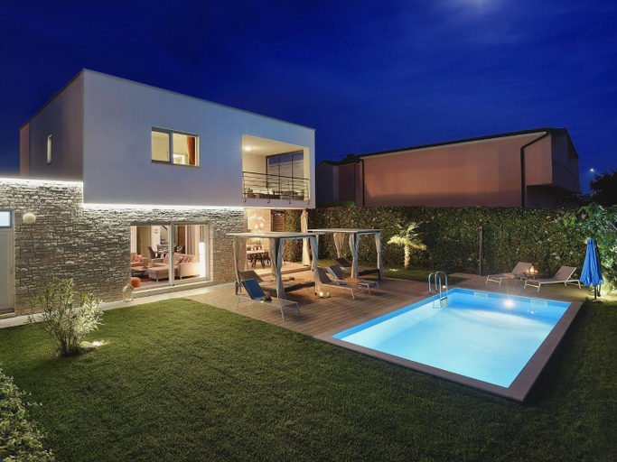 Sport & Beauty 2, Holiday Home in Novigrad with Pool near Beach, Novigrad