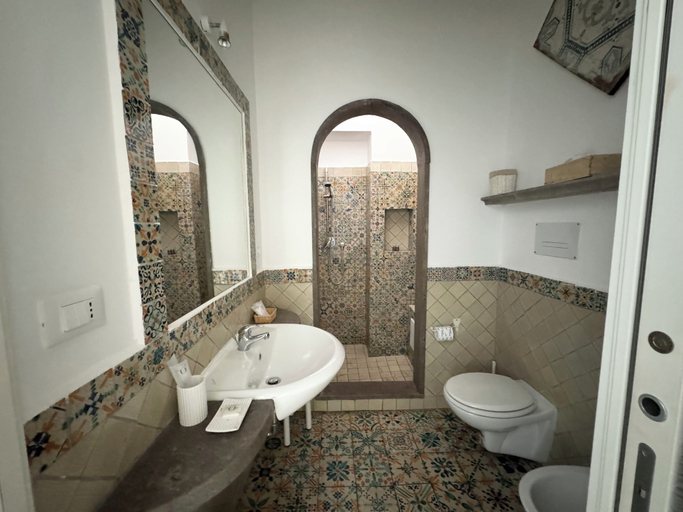 Bathroom 4, Hotel Lisca Bianca, Messina