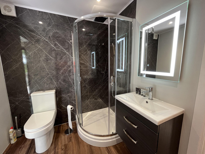 Bathroom, Pine Boutique Lodge With hot tub for Couples & dog, East Riding of Yorkshire