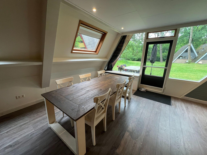 Dining 4, Charming Holiday Home With Wifi, Weert