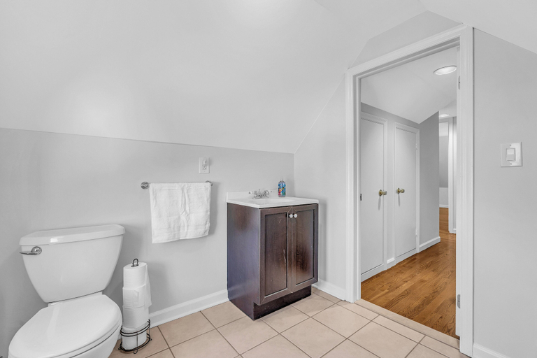 Bathroom 3, Home Away at Heck, Monmouth