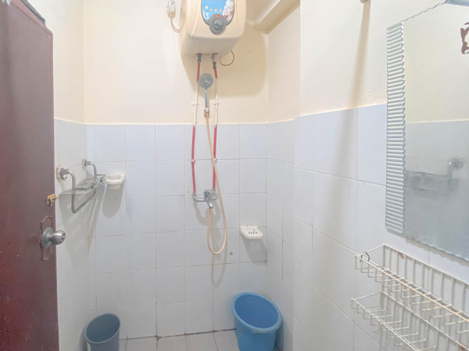 Bathroom 4, Homey 2BR Apartment Gateway Ahmad Yani Cicadas By Travelio, Bandung