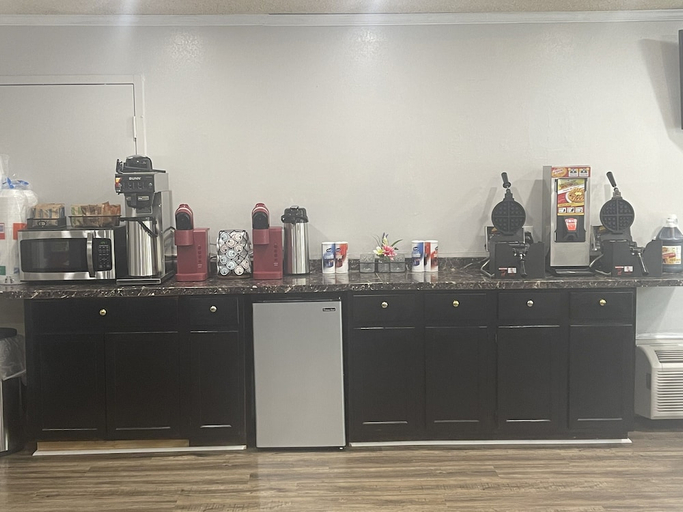 Food & Drinks, Americas Best Value Inn Helen, White
