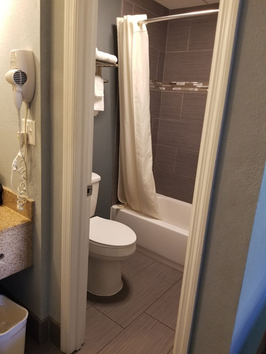 Bathroom 4, Quality Inn Downtown Helen, White