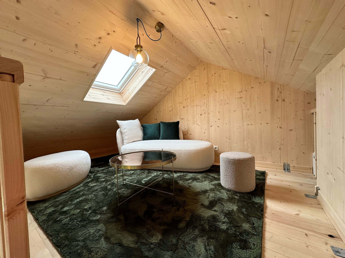 Others 5, Meuse Cottage, Namur