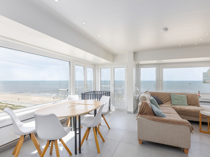 Others 1, Bright apartment with frontal sea view, West-Vlaanderen