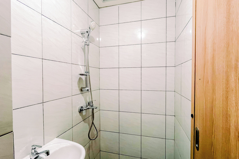 Bathroom 5, Modern Studio (No Kitchen) At Bandaraya - Tallasa City Makassar Apartment, Makassar