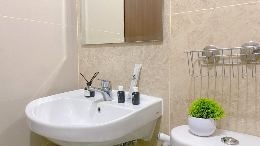 Bedroom 5, Comfort Living 2BR at Transpark Cibubur Apartment By Travelio, Depok