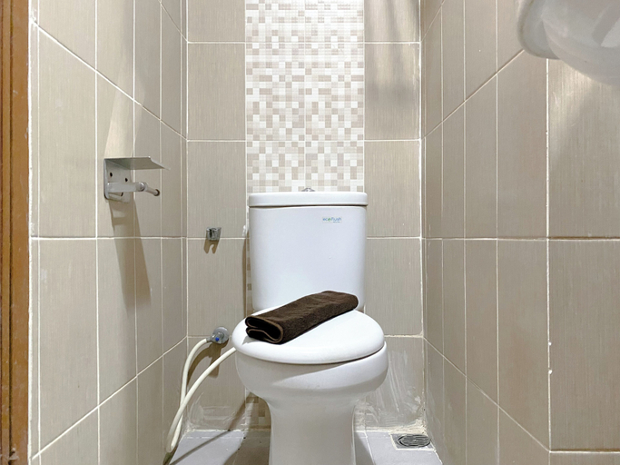 Bathroom 2, Modern Look And Homey Studio At Enviro Apartment, Cikarang