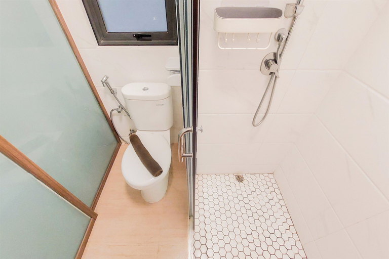 Bathroom 3, Comfort Stay 2Br At Sky House Bsd Apartment Near Aeon, South Tangerang