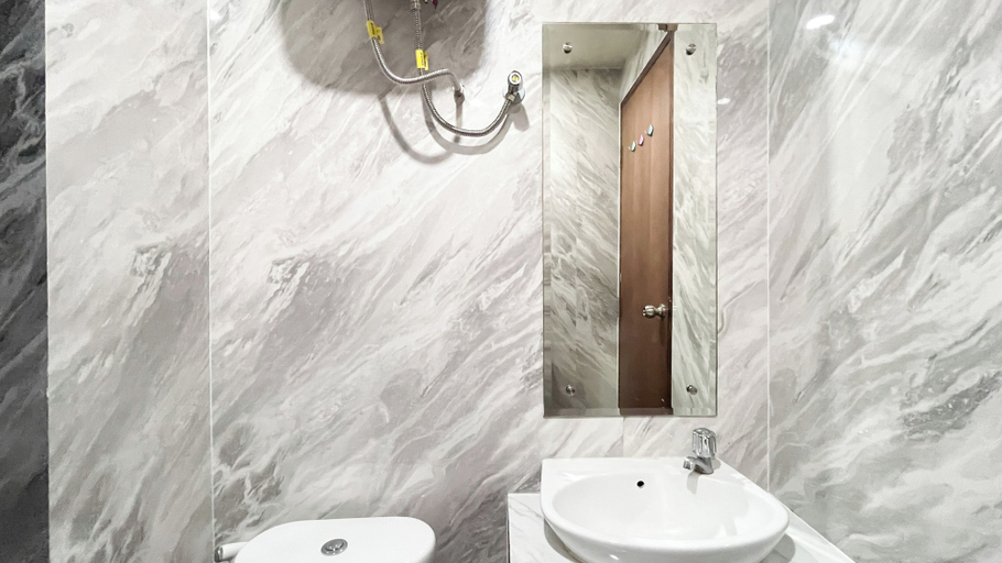 Bathroom 3, Modern Designed 2Br At Vida View Makassar Apartment, Makassar