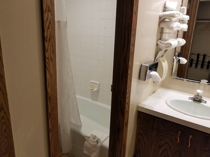 Bathroom 5, Americas Best Value Inn Hinckley, Pine