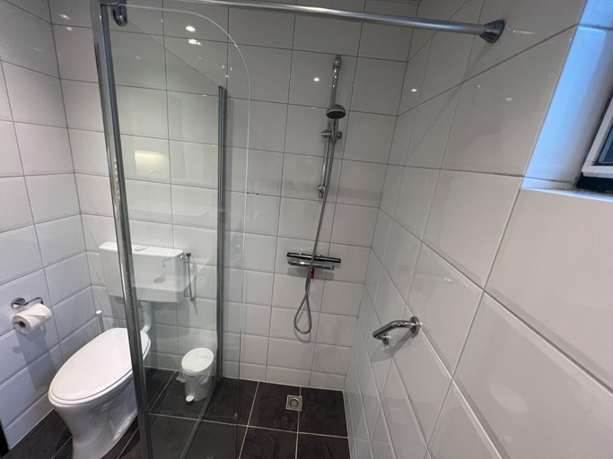 Bathroom 2, Charming Holiday Home With Wifi, Weert
