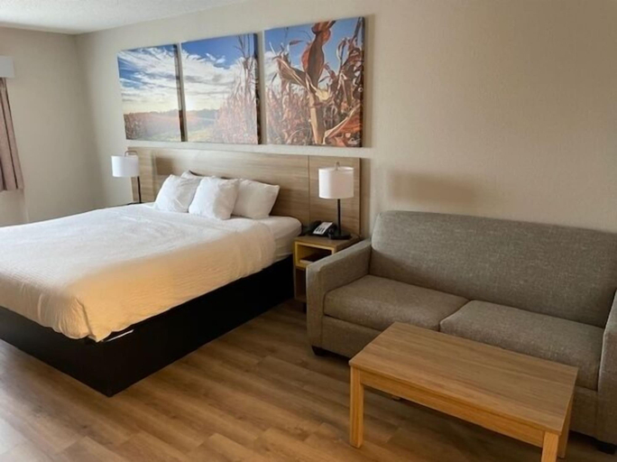 Bedroom 3, Days Inn by Wyndham Ames, Story
