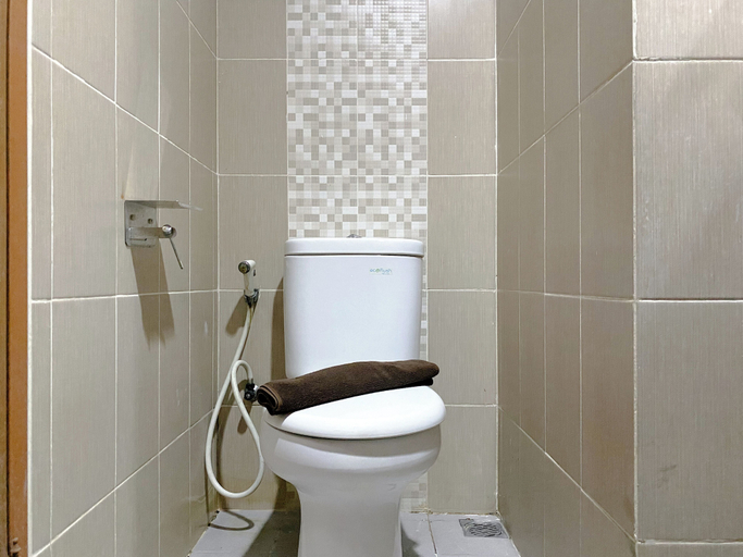 Bathroom, Comfy Studio With Twin Bed At Enviro Apartment, Cikarang