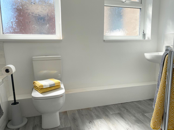 Bathroom 2, Stanhope Road, South Tyneside