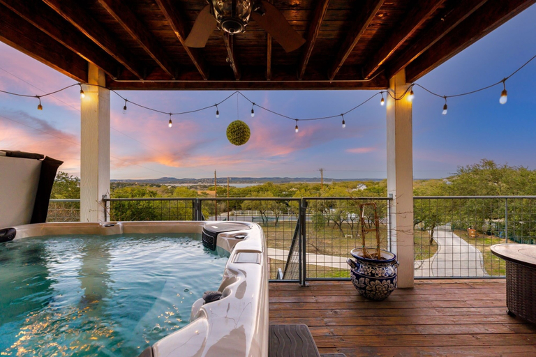 Sport & Beauty, Grand Chalet Getaway, Comal