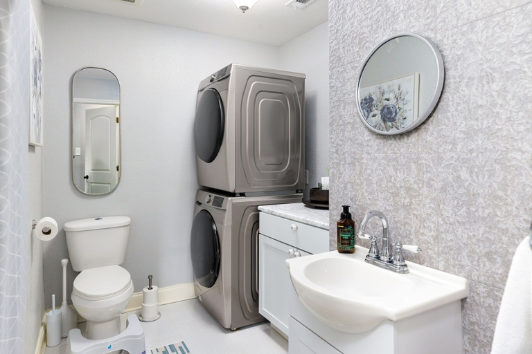 Bathroom 4, Colleen's Chic Chalet, Comal