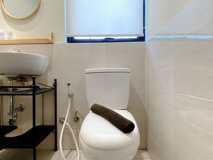 Bathroom, Clean And Homey 2Br At Meikarta Apartment, Cikarang