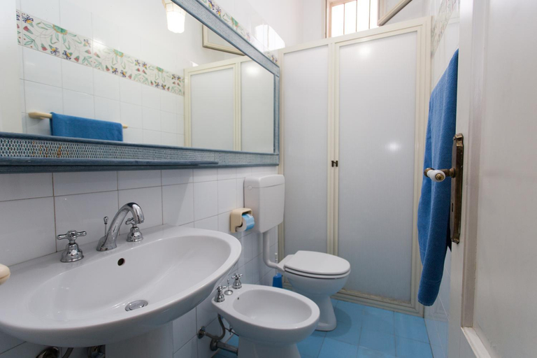 Bathroom 3, Hotel Poseidon, Messina