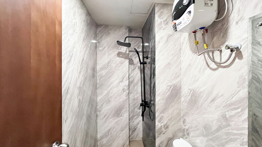 Bathroom 3, Modern Designed 2Br At Vida View Makassar Apartment, Makassar