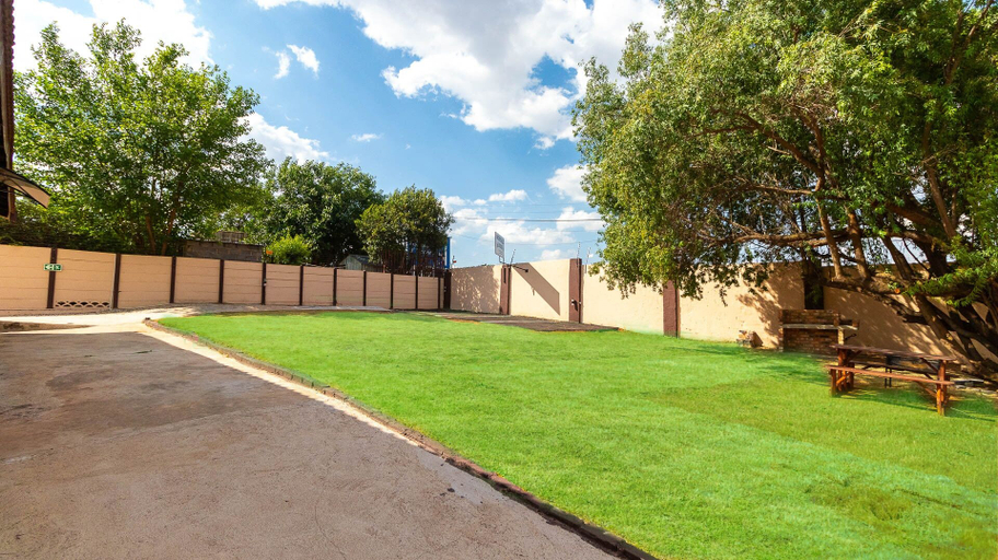 Others 5, Meredale Lodge, City of Johannesburg