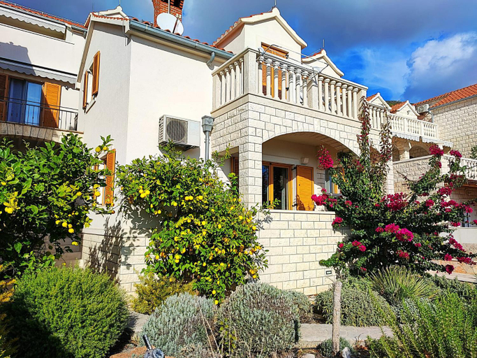 5, Apartments Benika, Bol