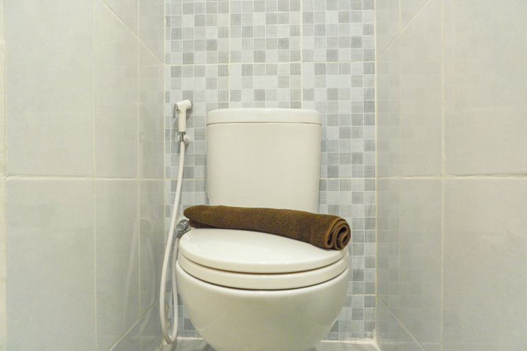 Bathroom 3, Comfy And Best Deal Studio At Tokyo Riverside Pik 2 Apartment, Tangerang