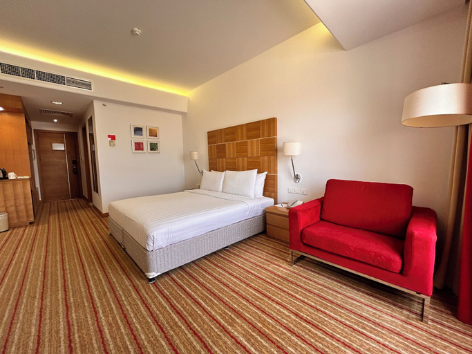 Others 3, Golden Tulip Muscat, Bausher