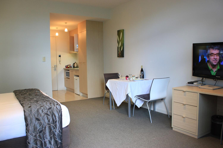 Bedroom 2, Waves, Rodney