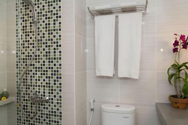 Bathroom 12