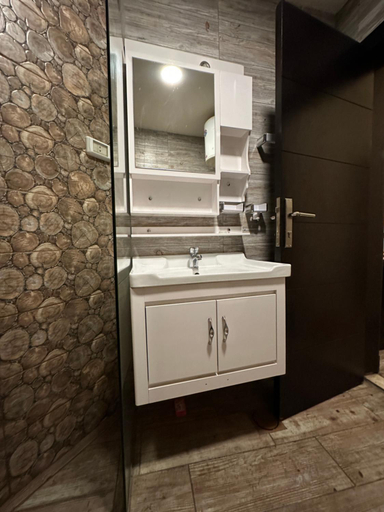 Others 4, LB Hotel, Amman