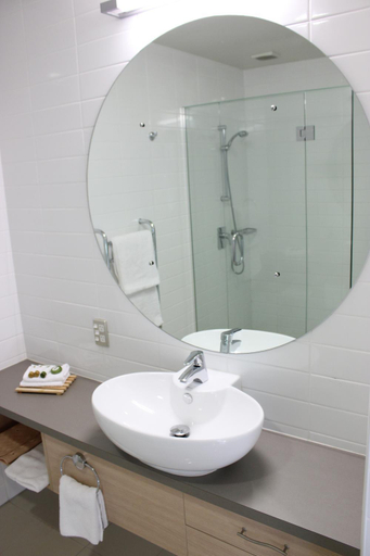 Bathroom 3, Waves, Rodney