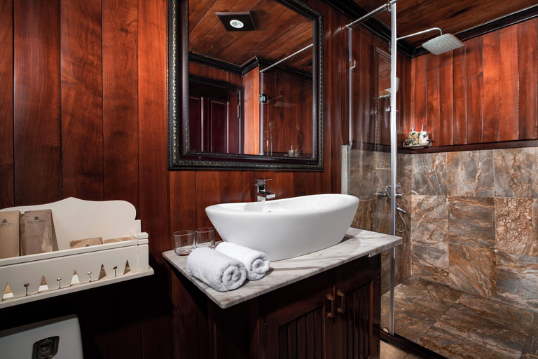 Bathroom, Garden Bay Classic, Hạ Long
