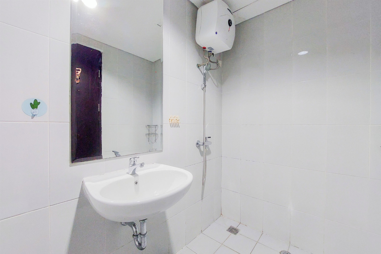 Bathroom 3, Well Furnished And Cozy Studio Casa De Parco Apartment, Tangerang