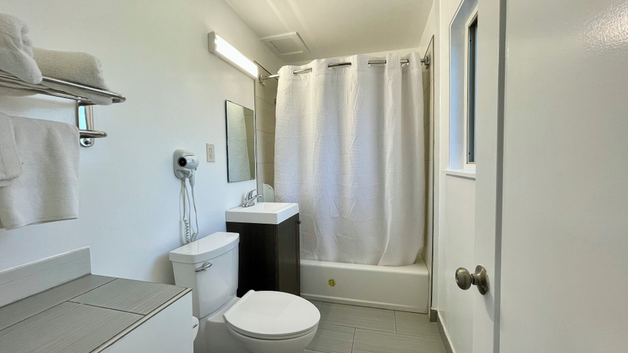 Bathroom 4, Ocean Inn, San Francisco
