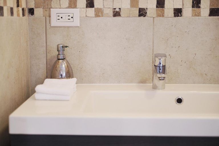 Bathroom 5, Cadushi Apartments