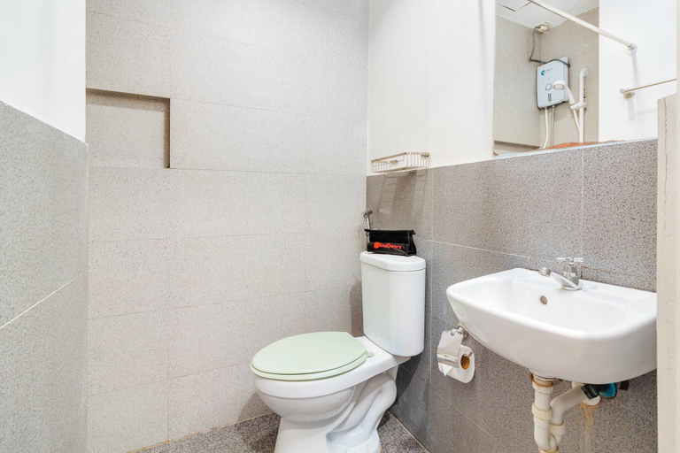 Bathroom 5, RedDoorz near Cebu Metropolitan Cathedral, Cebu City
