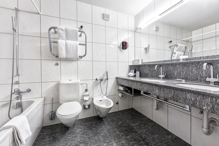 Bathroom 3, Golf- & Sporthotel Hof Maran, Plessur