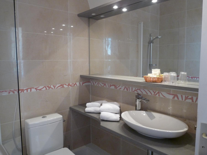 Bathroom, Chateau de la Rapee Hotel restaurant, Eure