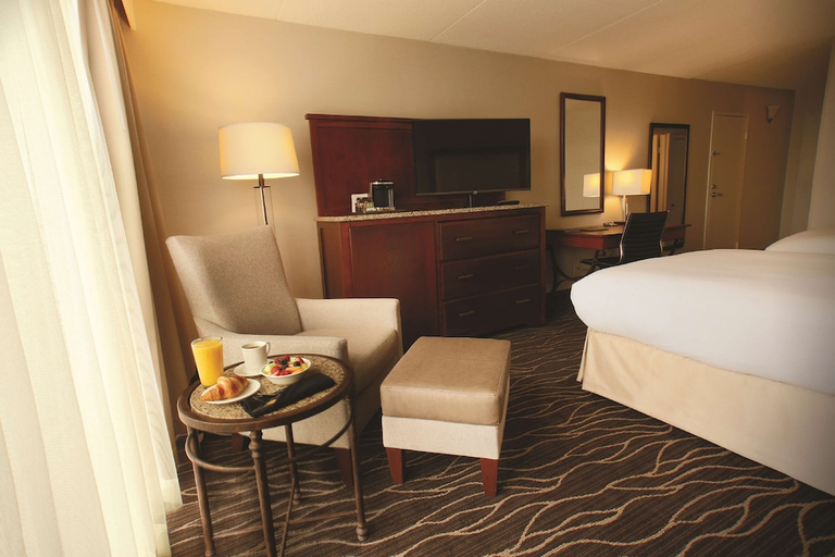 Bedroom 3, Hilton Kansas City Airport, Kansas City