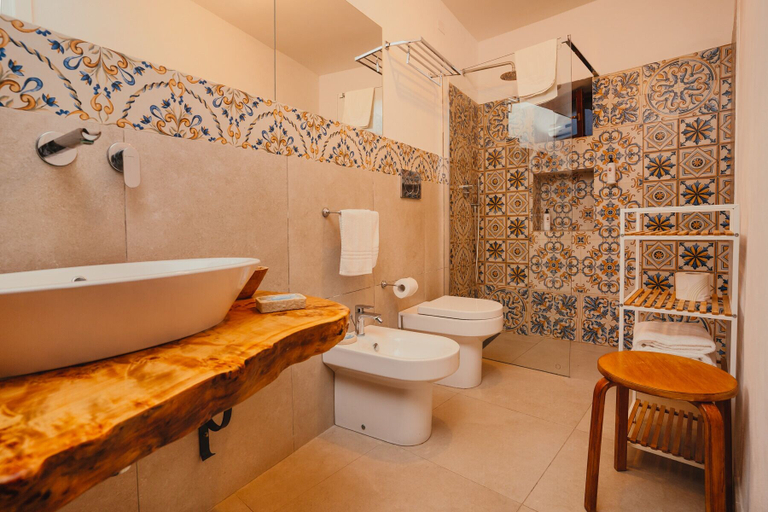 Bathroom 5, Hotel Villa Giulia, Syracuse