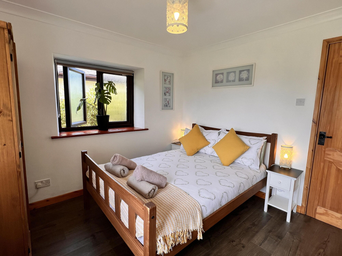 Bedroom 3, Ty Efail Cottage, Mountain Views & Secure Garden, Anglesey