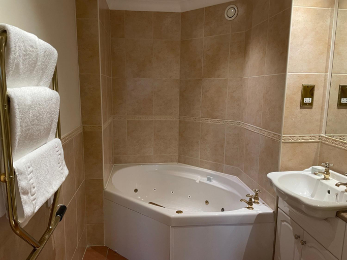 Bathroom 4, Woodbury Park, Devon
