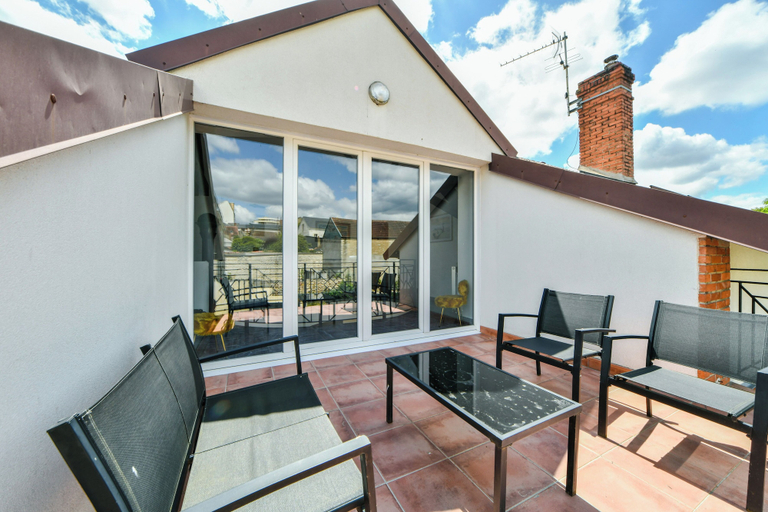 Public Area, Enjoy Garden, Cher