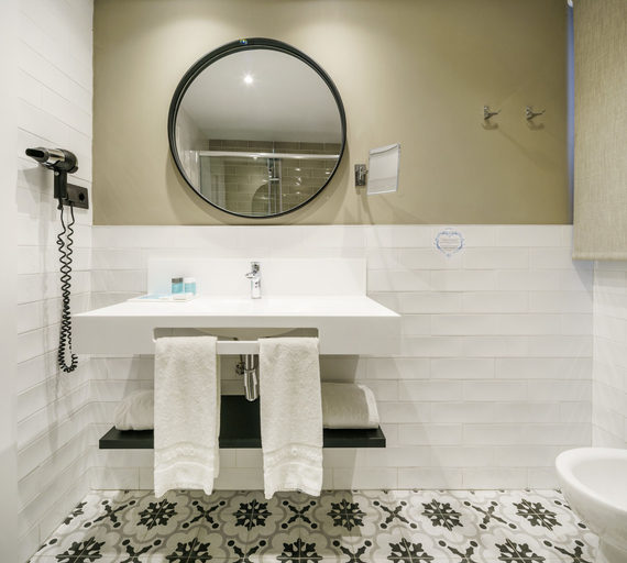 Bathroom 4, Hotel ILUNION Bilbao, Vizcaya